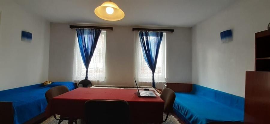 Apartament cu 3 camere semidecomandat în Centrul Civic