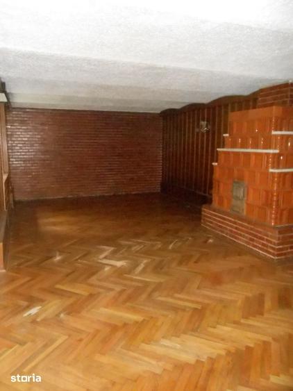 Casă cu 5 camere cu Teren 296 Mp în Tipografilor