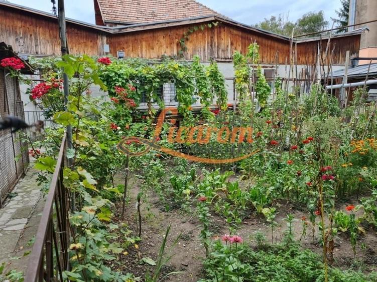 Casă individuală cu 15 camere decomandat cu Canalizare în Bartolomeu