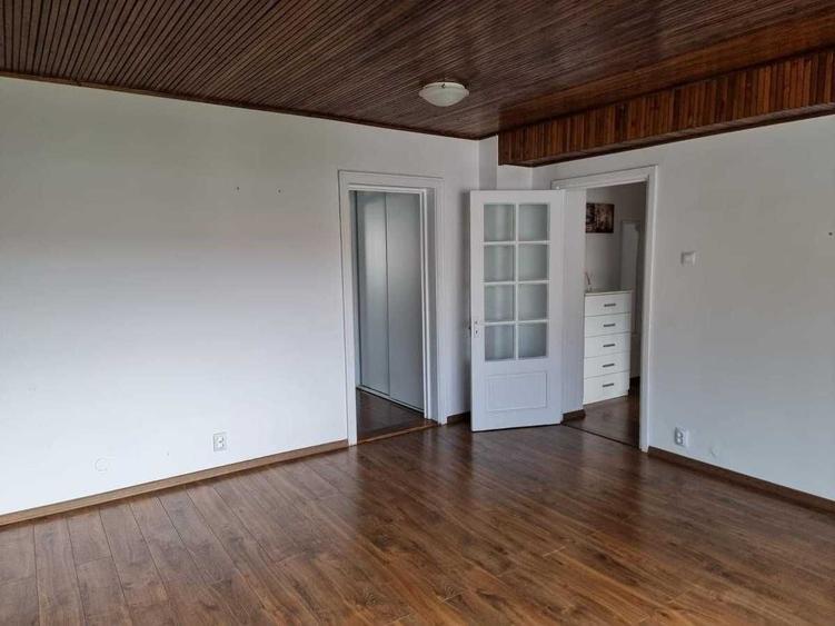 Apartament cu 3 camere semidecomandat, mobilat în Central