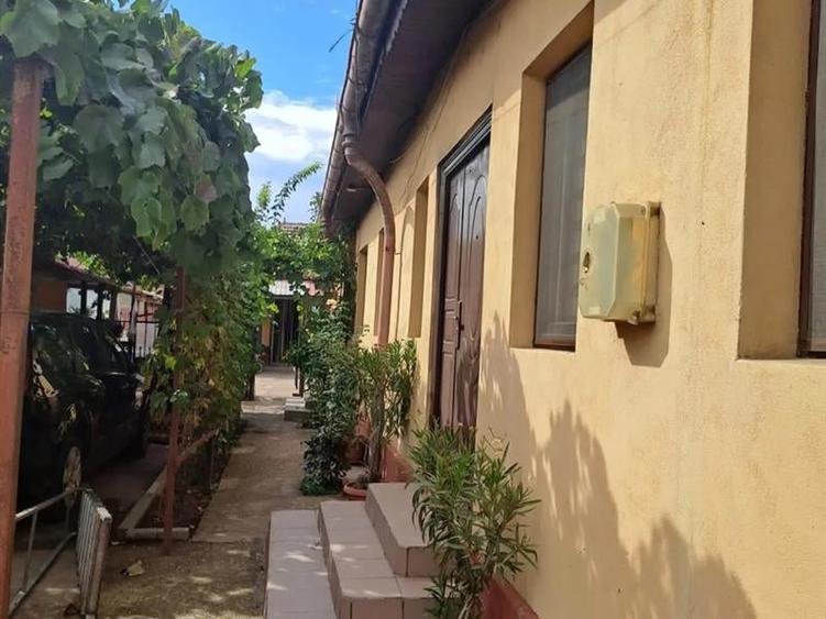 Casă individuală cu 6 camere cu Teren 2400 Mp în Central