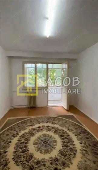 Apartament cu 3 camere semidecomandat în Milcov