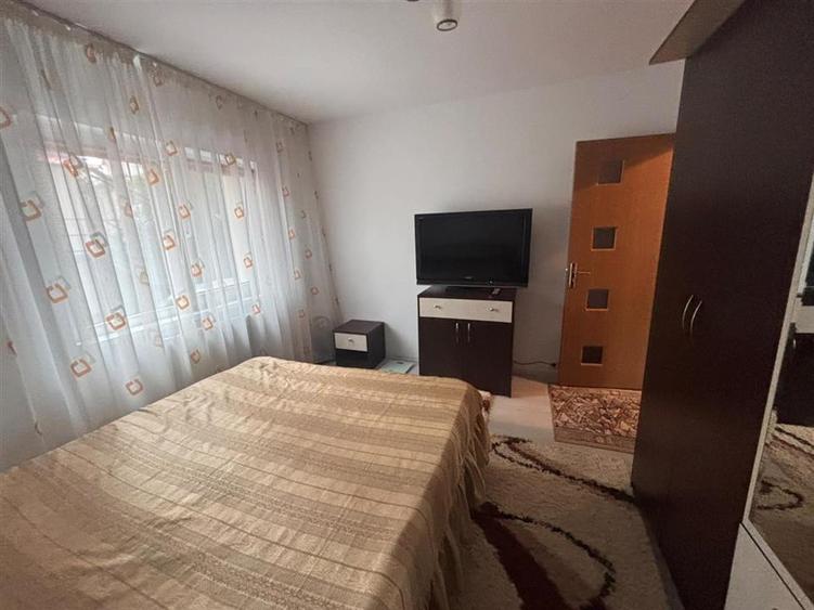 Apartament cu 3 camere decomandat în Calea București