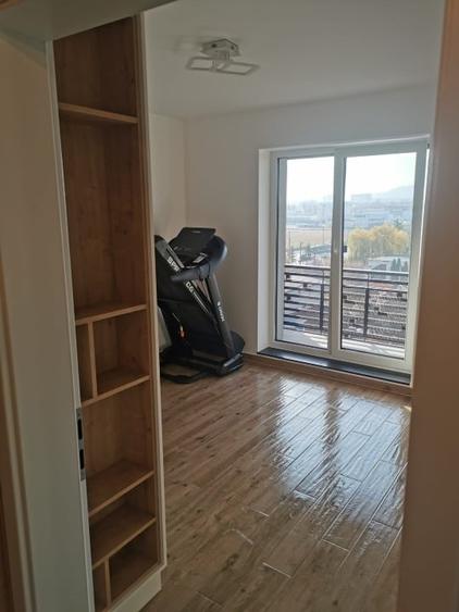 Apartament cu 3 camere decomandat, mobilat în Tractorul