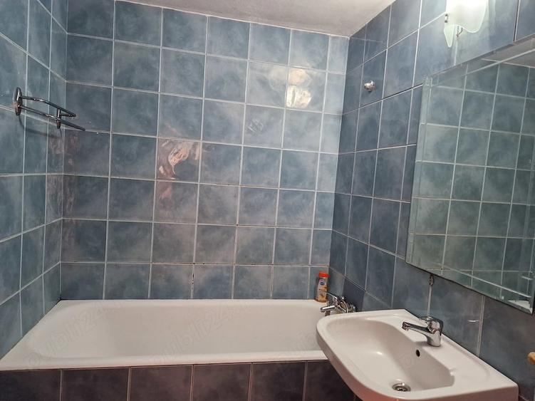 Apartament cu 3 camere decomandat în Micro 12