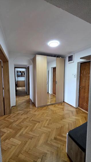 Apartament cu 3 camere decomandat, mobilat în Barbu Văcărescu