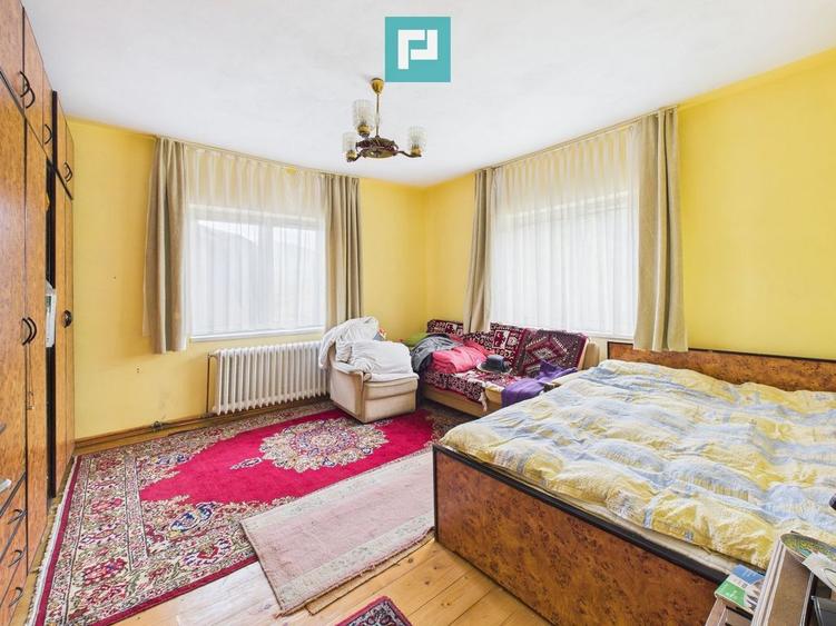 Casă cu 4 camere cu Teren 4300 Mp în Groși