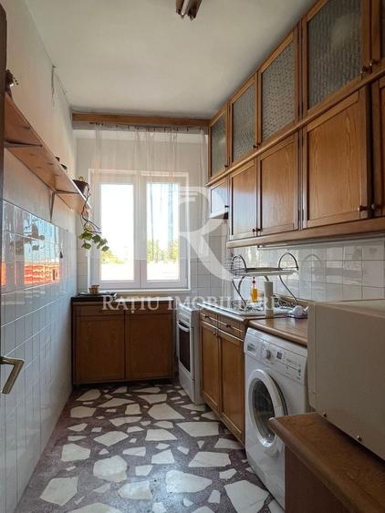 Apartament cu 3 camere semidecomandat, mobilat în Central