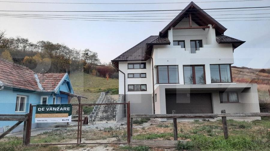 Casă individuală cu 7 camere cu Garaj în Cara