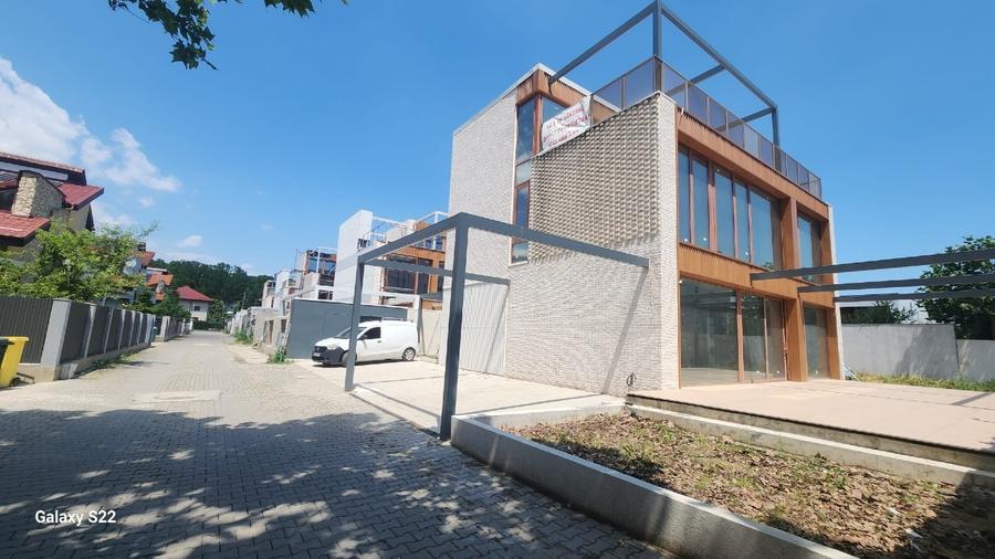 Casă individuală cu 5 camere cu Teren 425 Mp în Central