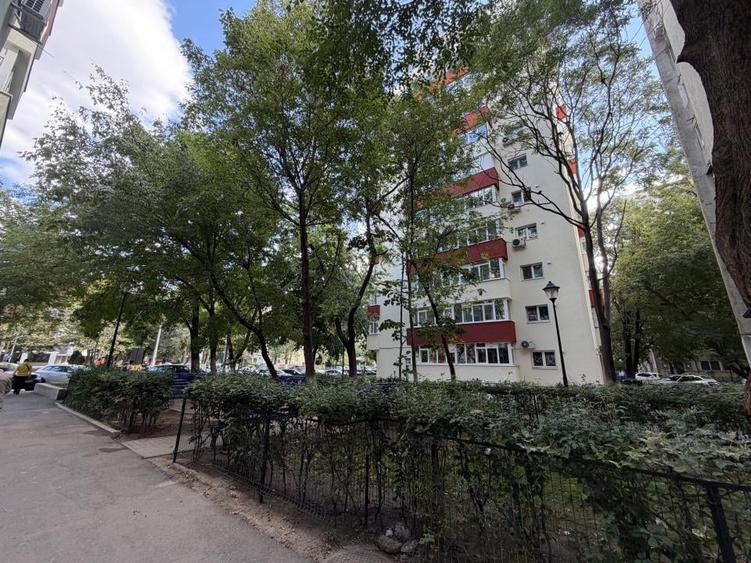Apartament cu 3 camere decomandat în Olteniței