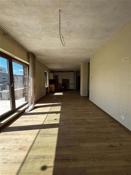 Apartament cu 3 camere semidecomandat, mobilat în Borhanci
