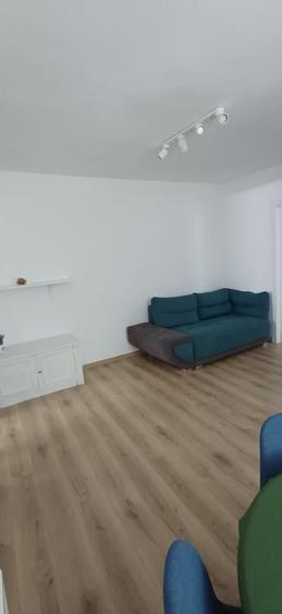 Apartament cu 3 camere semidecomandat în Berceni