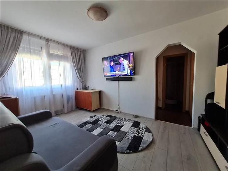 Apartament cu 2 camere semidecomandat, mobilat în Florilor
