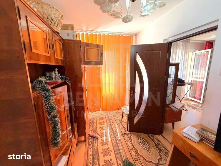 Apartament cu 3 camere semidecomandat în Craiovița Nouă