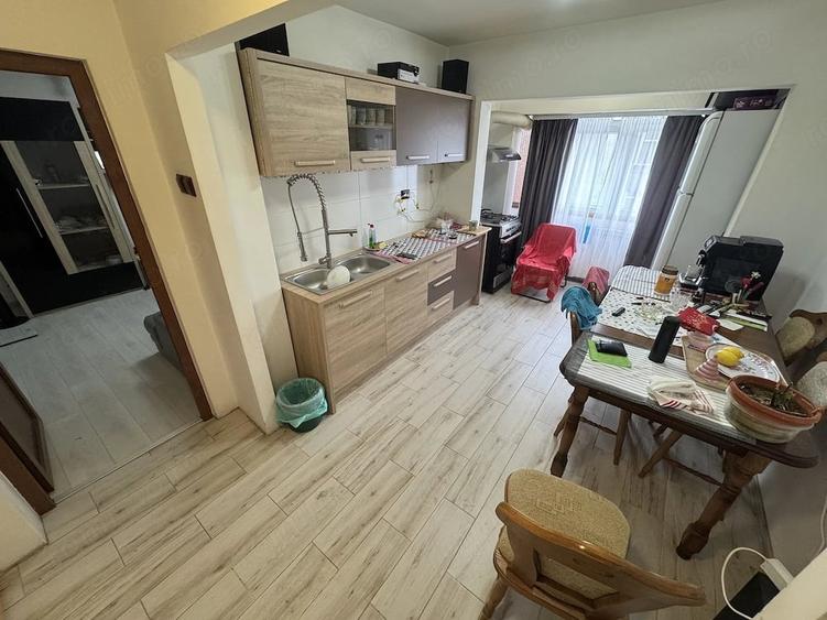 Apartament cu 3 camere decomandat în Poarta 6