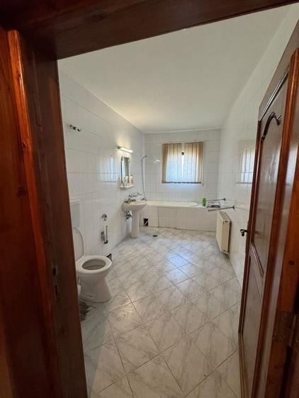Casă cu 4 camere în Slatina