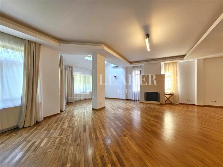 Casă cu 8 camere cu Teren 550 Mp în Iancu Nicolae