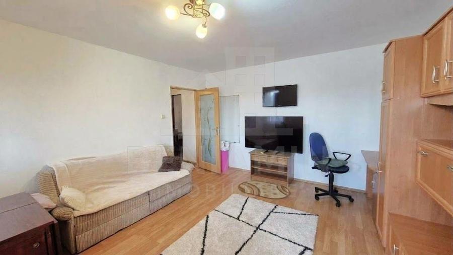 Apartament cu 3 camere decomandat în Calea București