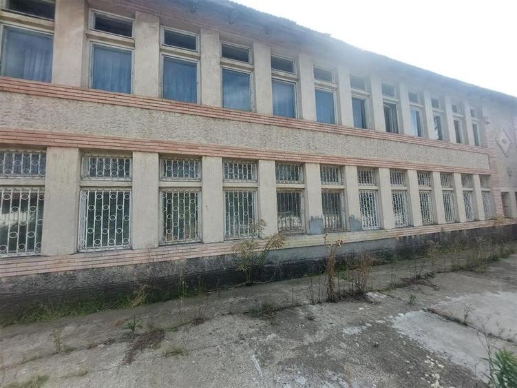 Birou, de 36 mp, în Est