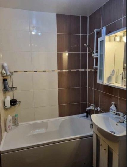 Apartament cu 3 camere decomandat, mobilat în Podu Roș