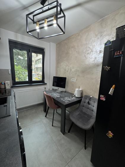 Apartament cu 2 camere semidecomandat, mobilat în 1 Mai
