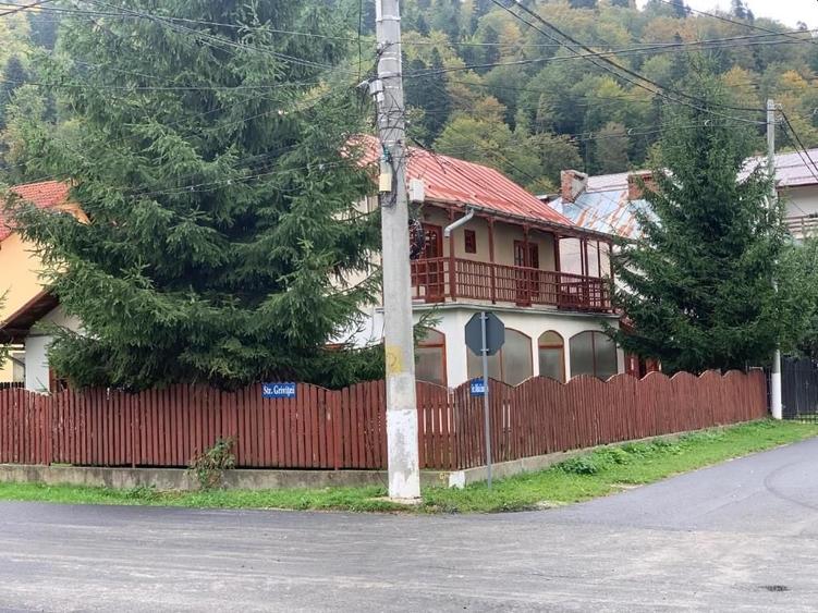 Casă individuală cu 6 camere cu Teren 446.73999023438 Mp în Bușteni