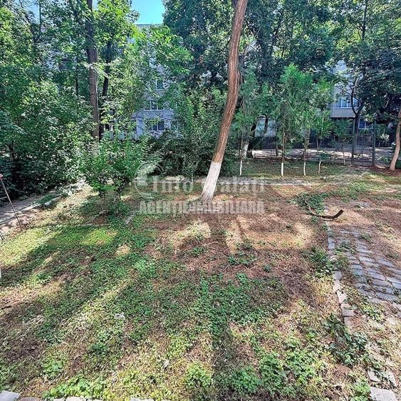 Apartament cu 4 camere semidecomandat în Micro 16