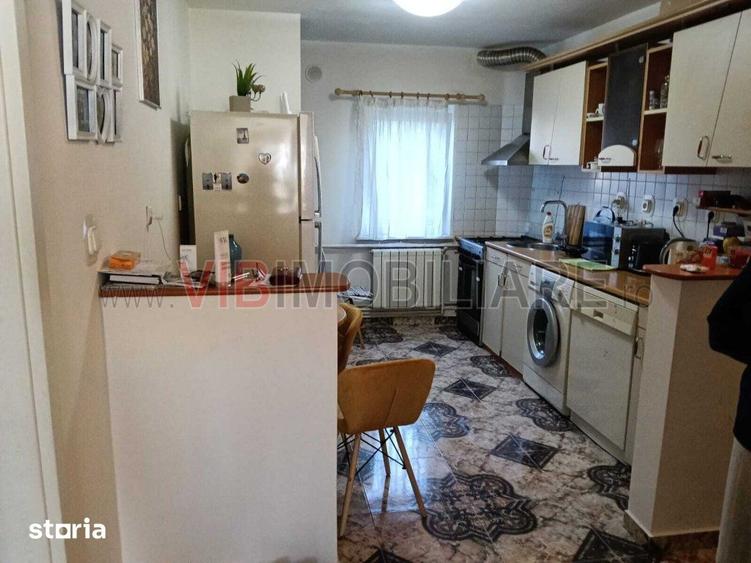 Apartament cu 4 camere semidecomandat, mobilat în Lipovei