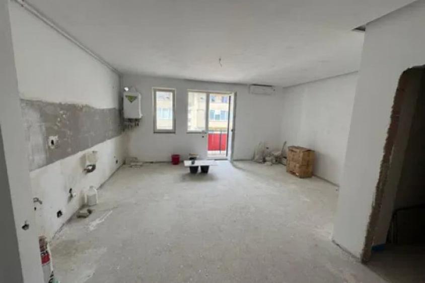 Apartament cu 3 camere semidecomandat în Florești — fotografia 1