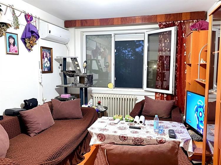 Apartament cu 3 camere semidecomandat în Hipodrom