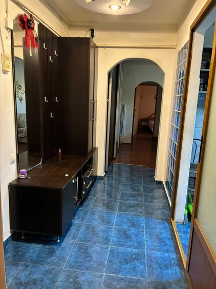 Apartament cu 3 camere semidecomandat, mobilat în Podu Roș