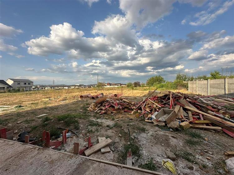 Casă cu 4 camere cu Teren 665 Mp în Cihei