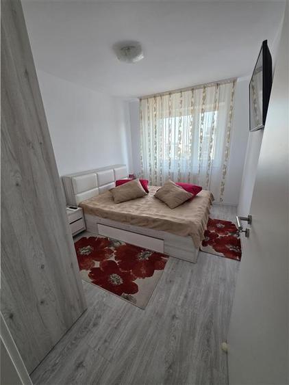 Apartament cu 2 camere decomandat, mobilat în Tractorul