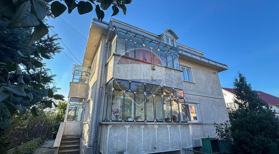 Casă individuală cu 7 camere cu Teren 583 Mp în Central