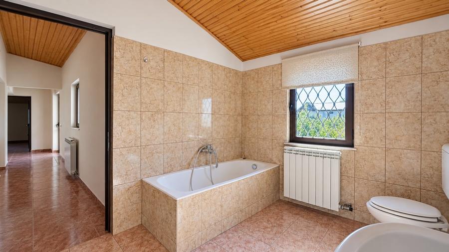 Casă individuală cu 6 camere cu Canalizare în Central