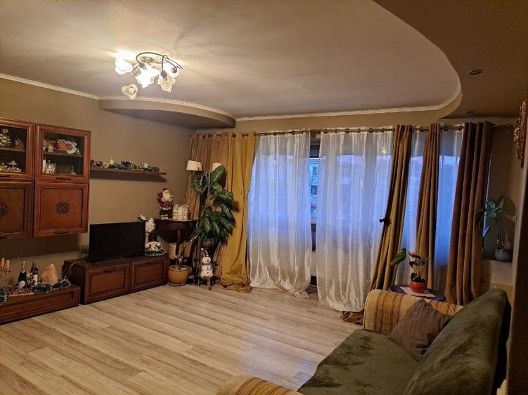 Apartament cu 3 camere semidecomandat în Craiovița Nouă