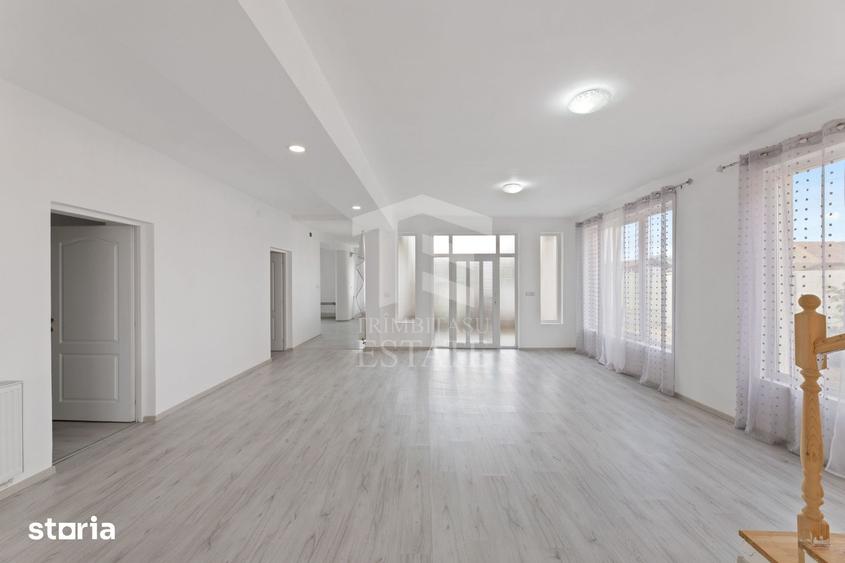 Casă cu 8 camere cu Teren 1446 Mp în Livada