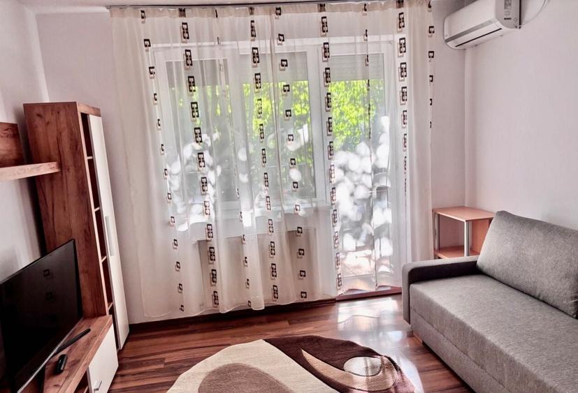 Apartament cu 3 camere semidecomandat în Careiului