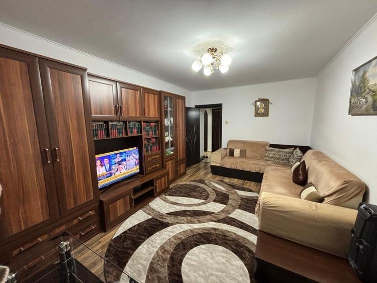 Apartament cu 3 camere decomandat, mobilat în Berceni