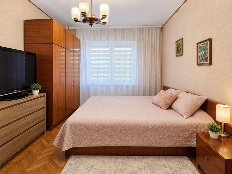 Apartament cu 3 camere decomandat, mobilat în Delfinariu