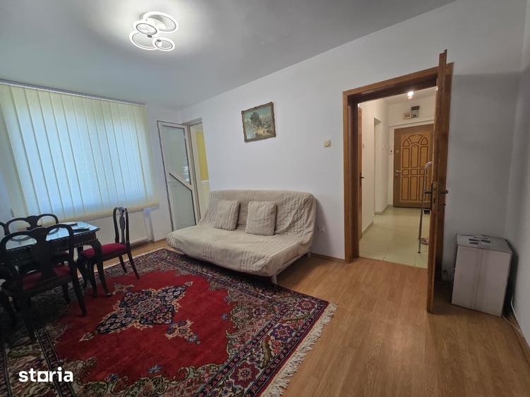 Apartament cu 3 camere semidecomandat, mobilat în Titan