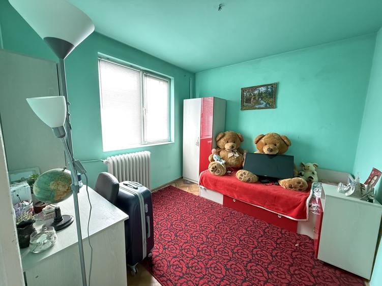 Apartament cu 3 camere semidecomandat în Girocului
