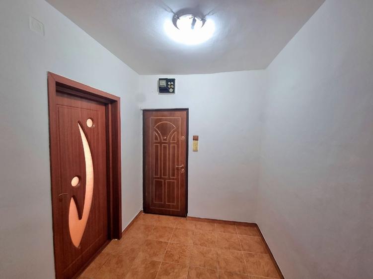 Apartament cu 2 camere semidecomandat, mobilat în Girocului