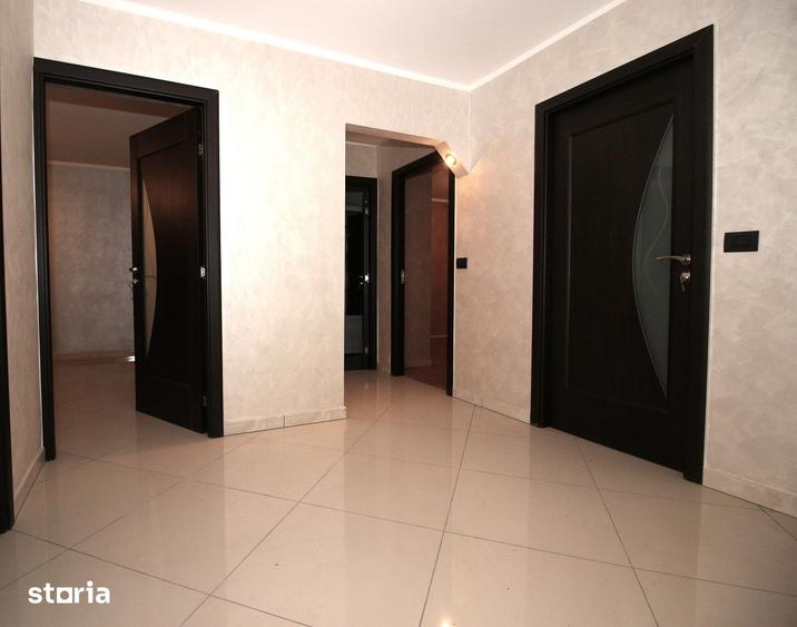 Apartament cu 3 camere decomandat în Est