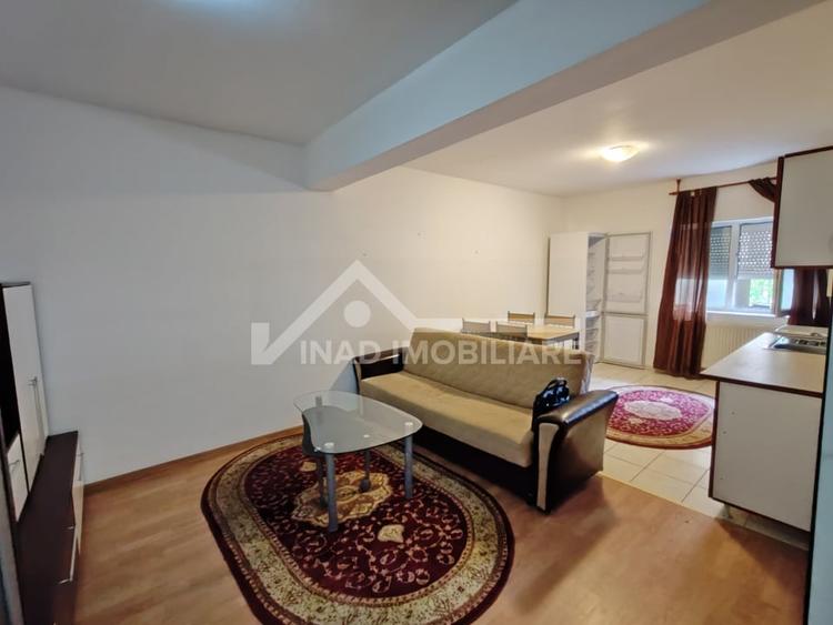 Apartament cu 3 camere semidecomandat, mobilat în Bună Ziua