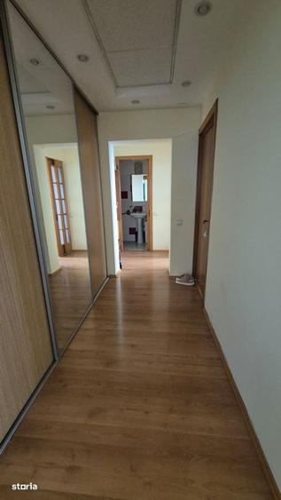Apartament cu 3 camere semidecomandat, mobilat în Titan