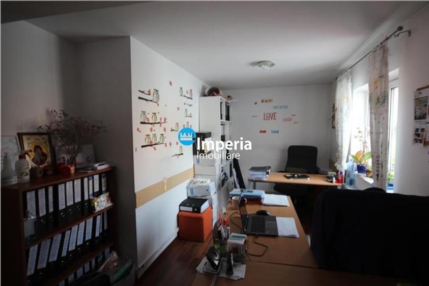 Casă individuală cu 10 camere cu Canalizare în Central