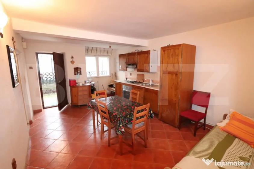 Casă cu 3 camere cu Teren 1783 Mp în Central
