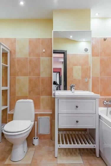 Apartament cu 3 camere semidecomandat, mobilat în P-ța Victoriei